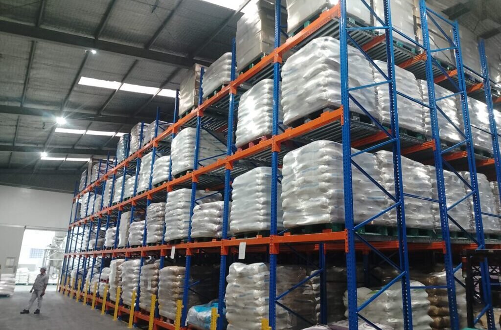 Manfaat Menggunakan Sistem Rak Bertingkat di Gudang