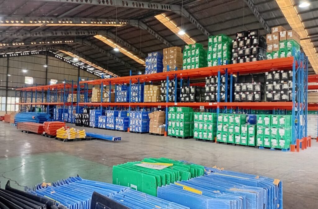 Mengatur Bahan Kimia Berbahaya dengan Rak Bersertifikat Keselamatan