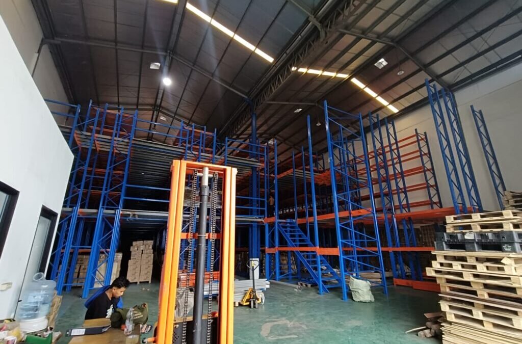 Tips Mengelola Persediaan dalam Jumlah Besar agar Tetap Efisien di Rak Industri